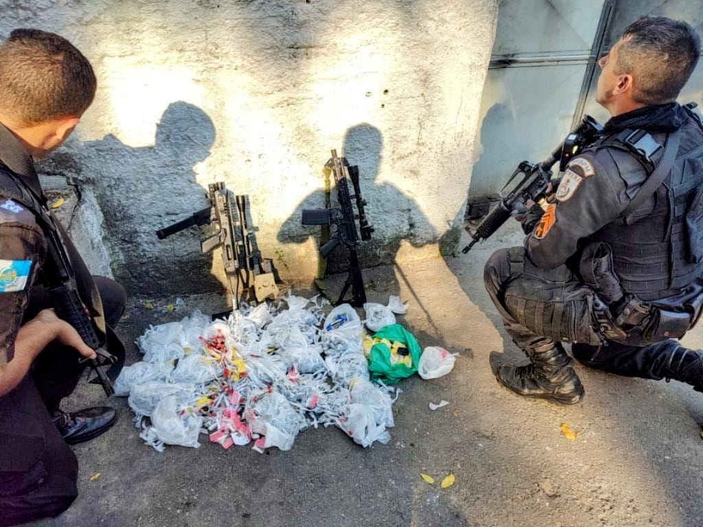 Equipes do 31º BPM apreendem fuzil, pistola, munições e drogas no Itanhangá